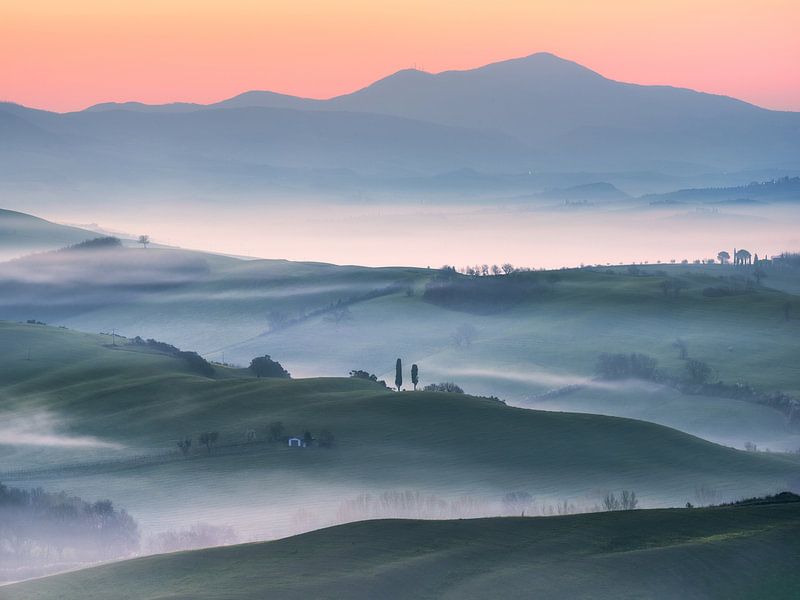 Lever de soleil brumeux en Toscane. par Daniel Gastager