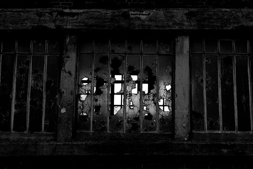 Zerbrochenes Fenster einer alten Fabrik von Natureboi.