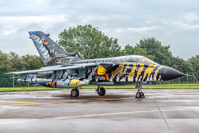 Deutscher Panavia Tornado (46+33) mit Tigerlackierung. von Jaap van den Berg