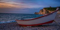 Bootje op strand bij Étretat