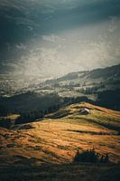 Berghütte in einer warmen Herbstlandschaft