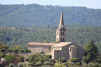 église dans la vallée