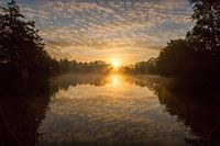 Sonnenuntergang mit spektakulären Wolken über De Clarinet in Deurne