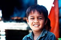 Indonesische kinderen kijken verlegen in de camera