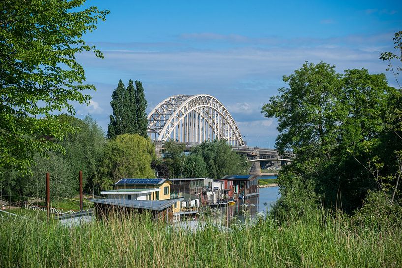 Die schöne Waalbrücke in Nijmegen im Sommer von Patrick Verhoef