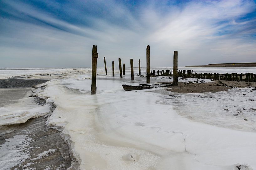 Bevroren Waddenzee bij de oude haven van De Cocksdorp op Texel. by Margreet van Beusichem