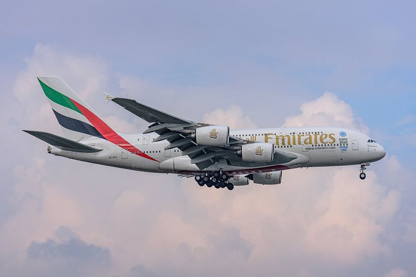 L'Airbus A380 d'Emirates s'apprête à atterrir à l'aéroport de Schiphol. par Jaap van den Berg