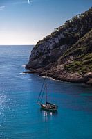 Segelboot in der Bucht von Cala Llonga