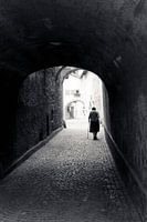 Femme dans un portail, Italie. Une sculpture comme la vôtre ne se fait qu'une fois dans une vie !