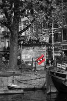 Flagge von Amsterdam auf einem Hausboot in der Nähe des Johnny-Jordaan-Platzes in Amsterdam