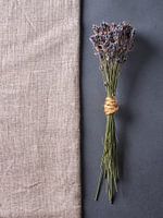 Lavendel auf Hesse und Schiefer