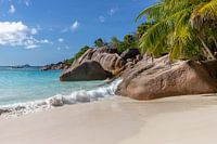 Plage de sable sur l'île de Praslin aux Seychelles