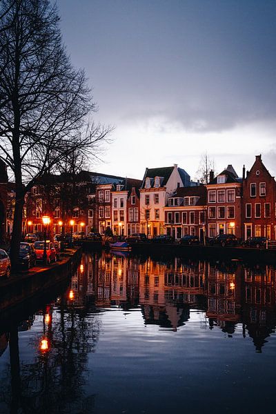 Kanal in der Abenddämmerung an einer niederländischen Gracht in Leiden | Fine Art Fotoabzüge von Evelien Lodewijks