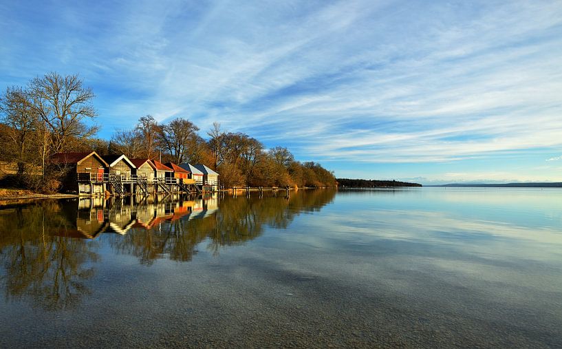 Des hangars à bateaux colorés au printemps sur le lac des Préalpes par Oliver Lahrem