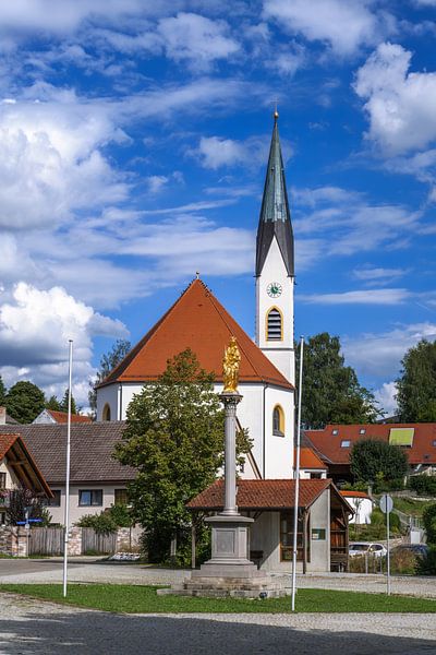 L'église Saint-Léonard à Aiglsbach dans le Hallertau par ManfredFotos