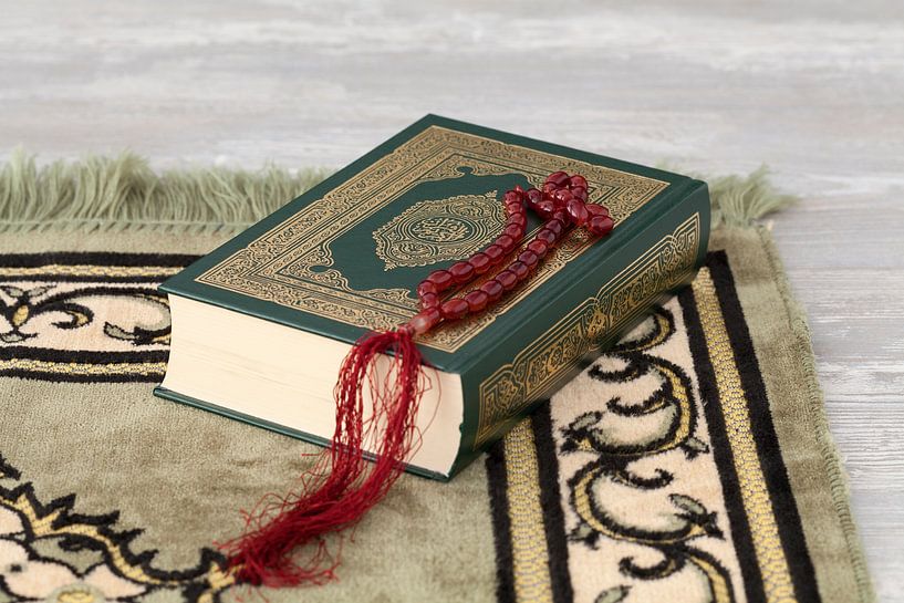 Koranbuch und Gebetsperlen auf einem Gebetsteppich von Frans Rombout