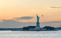 Die Freiheitsstatue in New York bei einem warmen Sonnenuntergang