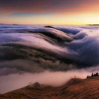 Sonnenaufgang mit vernebelten Bergen