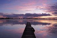 Blaue Stunde spiegelt sich in der Nannewiid wider.