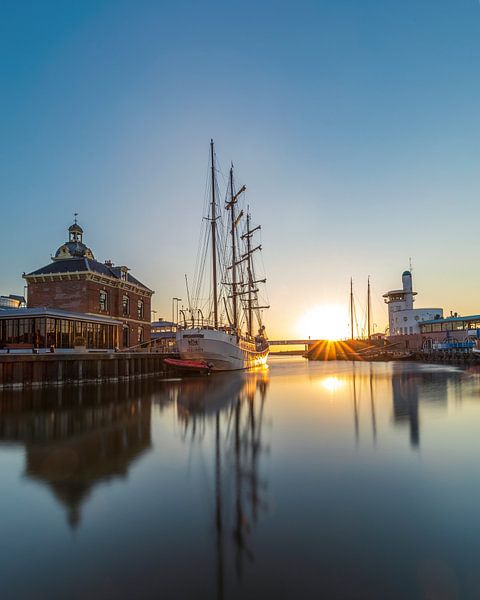 Becalmed ! Harlingen, bateaux par Edwin Kooren