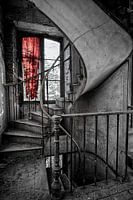 Trap met gescheurd gordijn (zwart-wit)