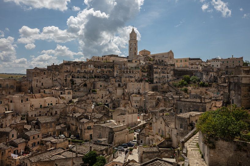 Zicht op oude centrum van Matera, Italie van Joost Adriaanse