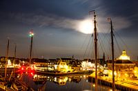 Volle maan boven binnenstad Harlingen