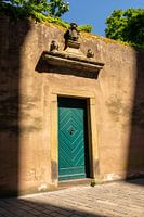 blau-grüne Tür im Sonnenlicht gefangen