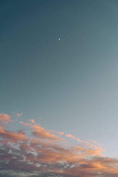 Aufgehender Mond bei Sonnenuntergang über weichen Wolken von Dave Adriaanse - Photography