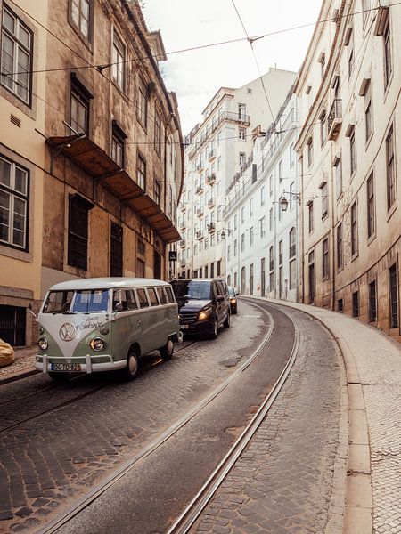 Alter Volkswagen-Bus auf der Straßenbahn in den Staaten des alten Lissabon geparkt von Michiel Dros