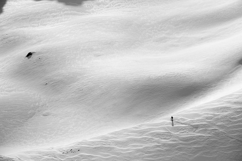 Lonely snow trip in the high mountains. Black white photography by Hidde Hageman