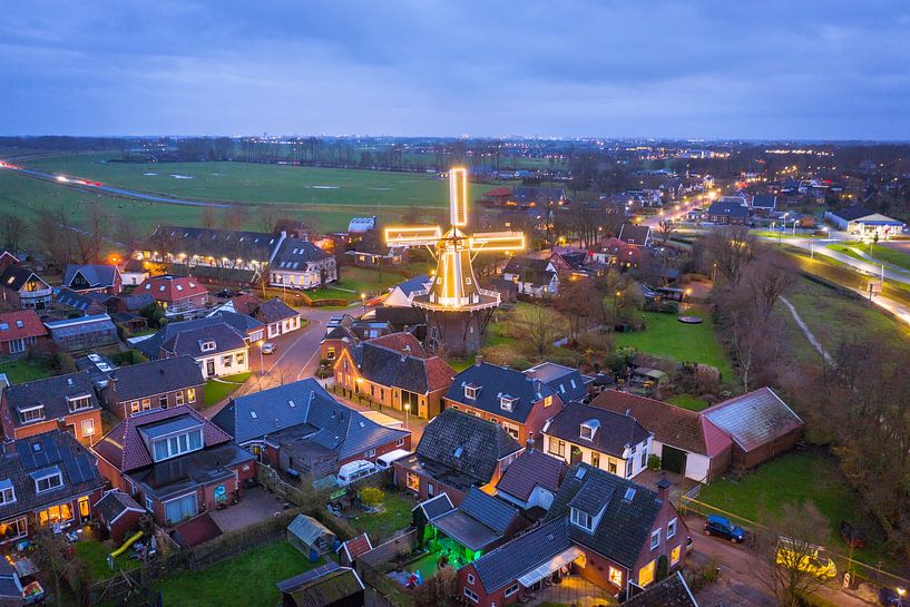 Verlichte korenmolen De Fortuin in Noordhorn van Droninger
