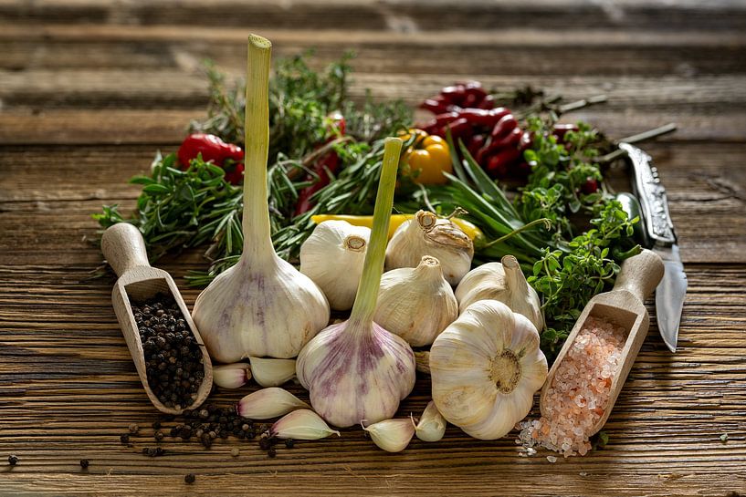 Ail frais et épices sur bois rustique par Photo Art Thomas Klee