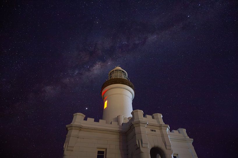 Byron Bay Leuchtturm bei Nacht – Magie am östlichsten Punkt Australiens von Jiri Viehmann