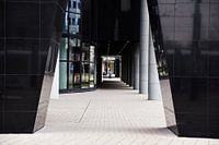 De mens als klein onderdeel in haar eigen gebouwde samenleving