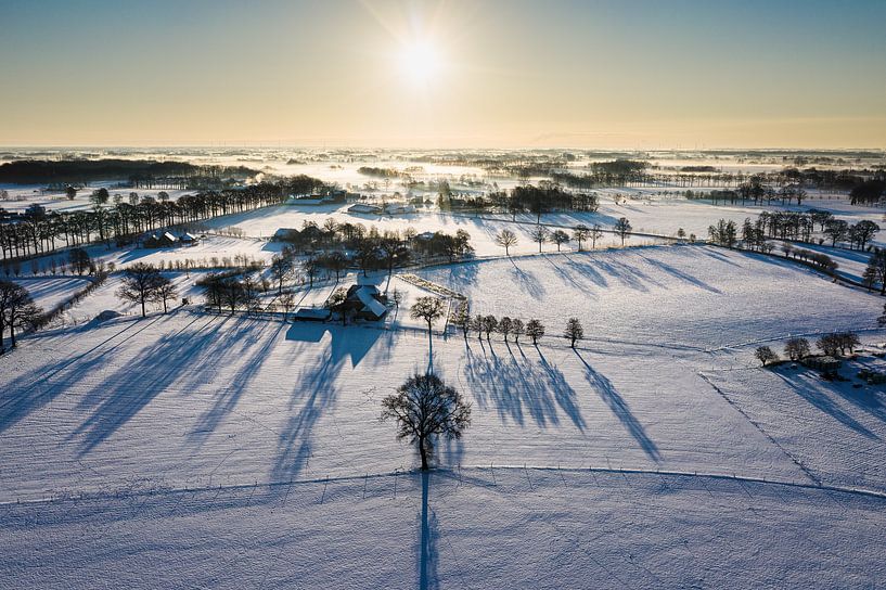 Luftaufnahme eines frühen Morgens über einer schneebedeckten Landschaft in der Achterhoek von Jeroen Kleiberg