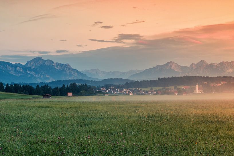 Nebliger Sonnenuntergang in Lechbruck am See von Ilya Korzelius