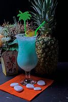 Cocktail mit Sahne-Wodka Blue Curacao Kokosnuss-Sirup Crush-Eis und Ananassaft.