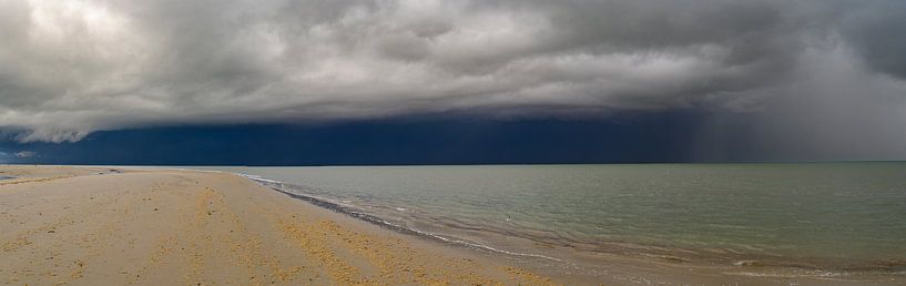 Sonnenaufgang am Strand der Insel Texel mit Annäherung einer Gewitterwolke von Sjoerd van der Wal Fotografie