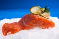 Belle filet de saumon cru avec un fond bleu