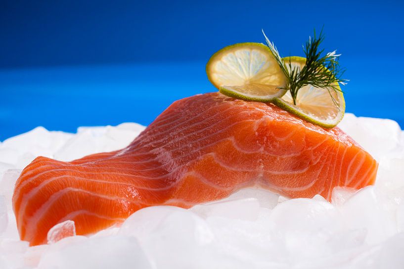 Belle filet de saumon cru avec un fond bleu par Henny Brouwers