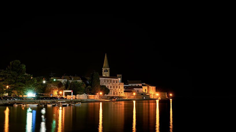 Altstadt der romantischen historischen Hafenstadt Porec an der Küste der Adria in Kroatien am Abend von Heiko Kueverling
