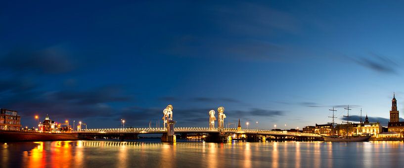 Coucher de soleil sur le pont de la ville de Kampen par Sjoerd van der Wal Photographie