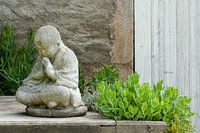 Foto einer Buddha-Statue aus Stein, sitzend