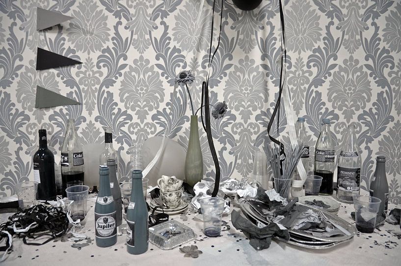 Schwarz-weißes Stillleben mit verschiedenen Schnapsflaschen und Girlanden von Gert Bunt