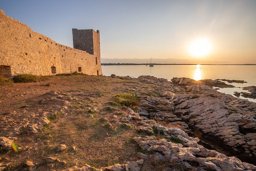 Ruines d'un château sur la plage au lever du soleil, Vir, Dalma par Fotos by Jan Wehnert