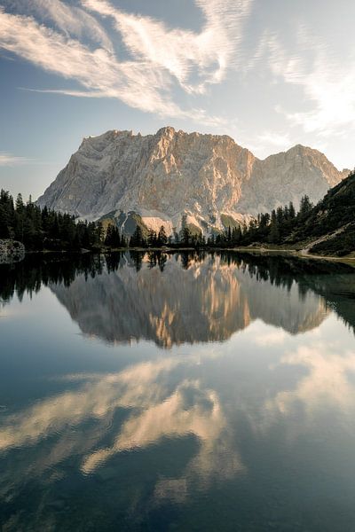 Reflet de la Zugspitze dans le Seebensee. Randonnée au Tyrol par Daniel Pahmeier