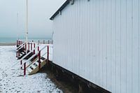 Pavillon de plage pendant la neige à Zoutelande