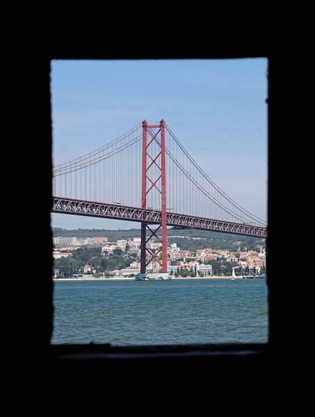 Ponte 25 de Abril, vu d'une maison abandonnée par Lensw0rld