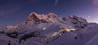 Panorama de l'Eiger Mönch et Jungfrau ainsi que du Wetterhorn au crépuscule en hiver